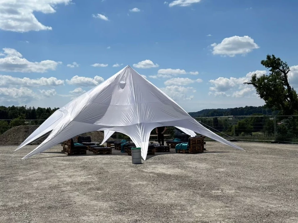 Sternzelt mit Loungemöbel