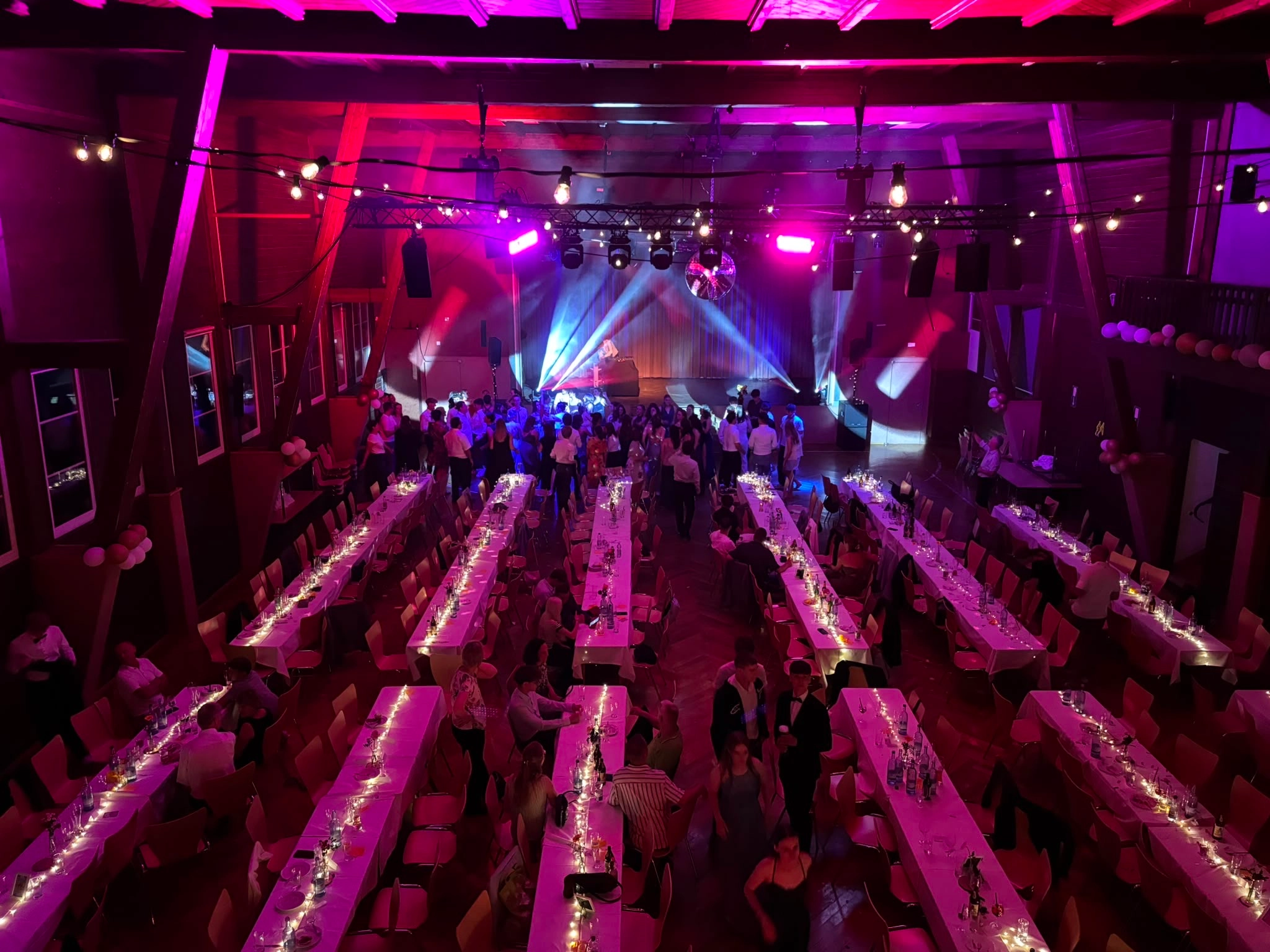 Bühne Aulendorf Stadthalle Lichter Lila